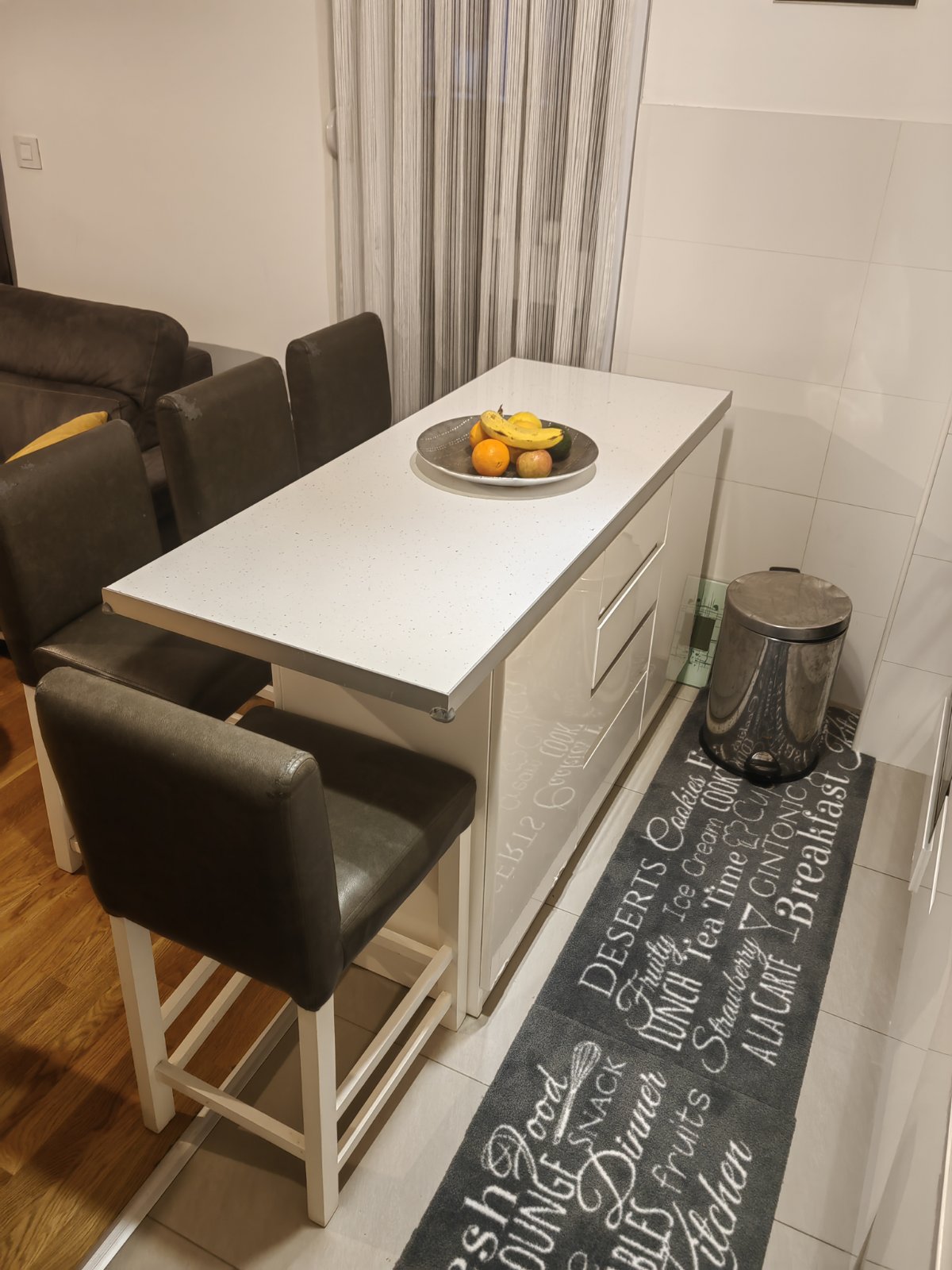 Šank-sto sa 4 stolice