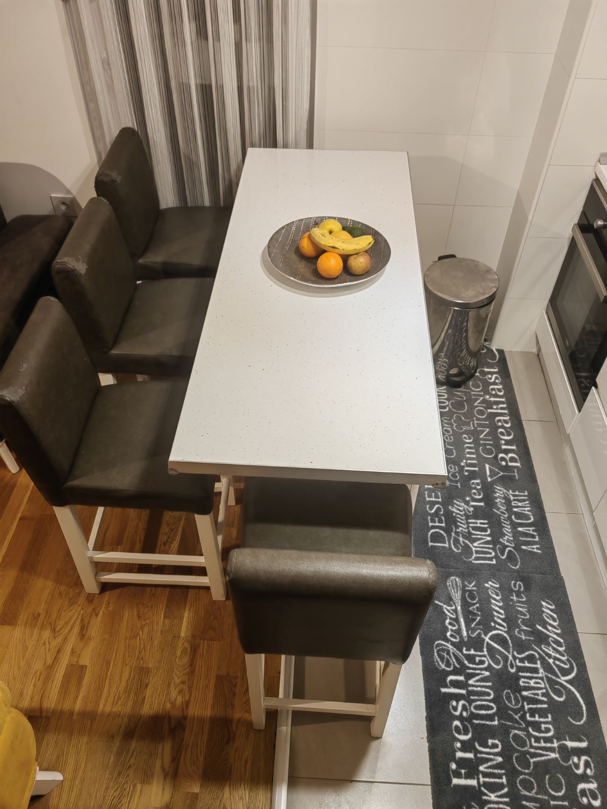 Šank-sto sa 4 stolice