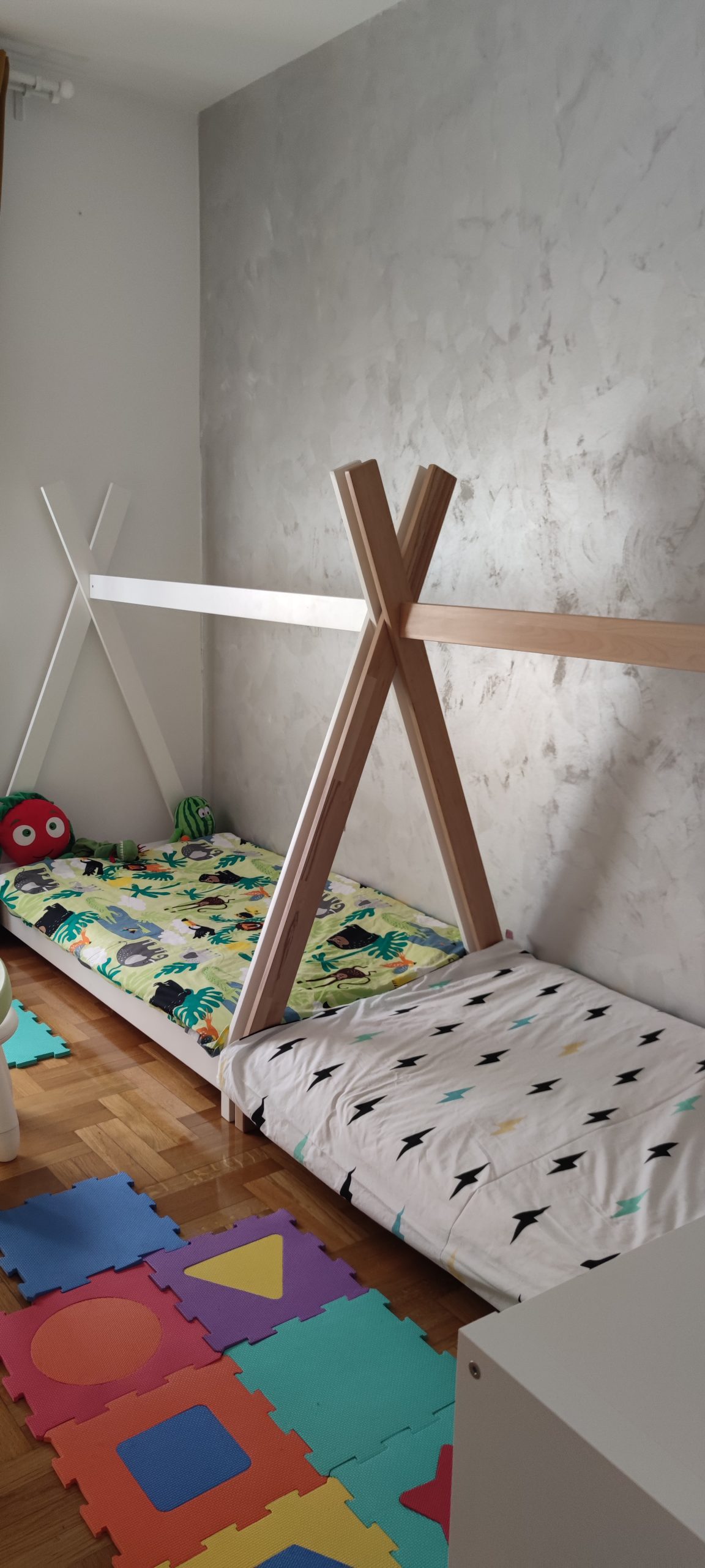 Prodajem dva kreveta