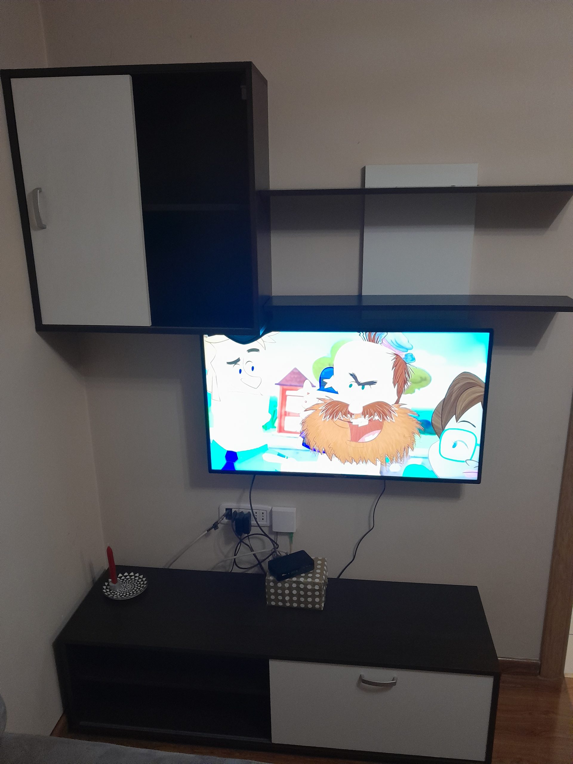 Tv komoda i klub sto