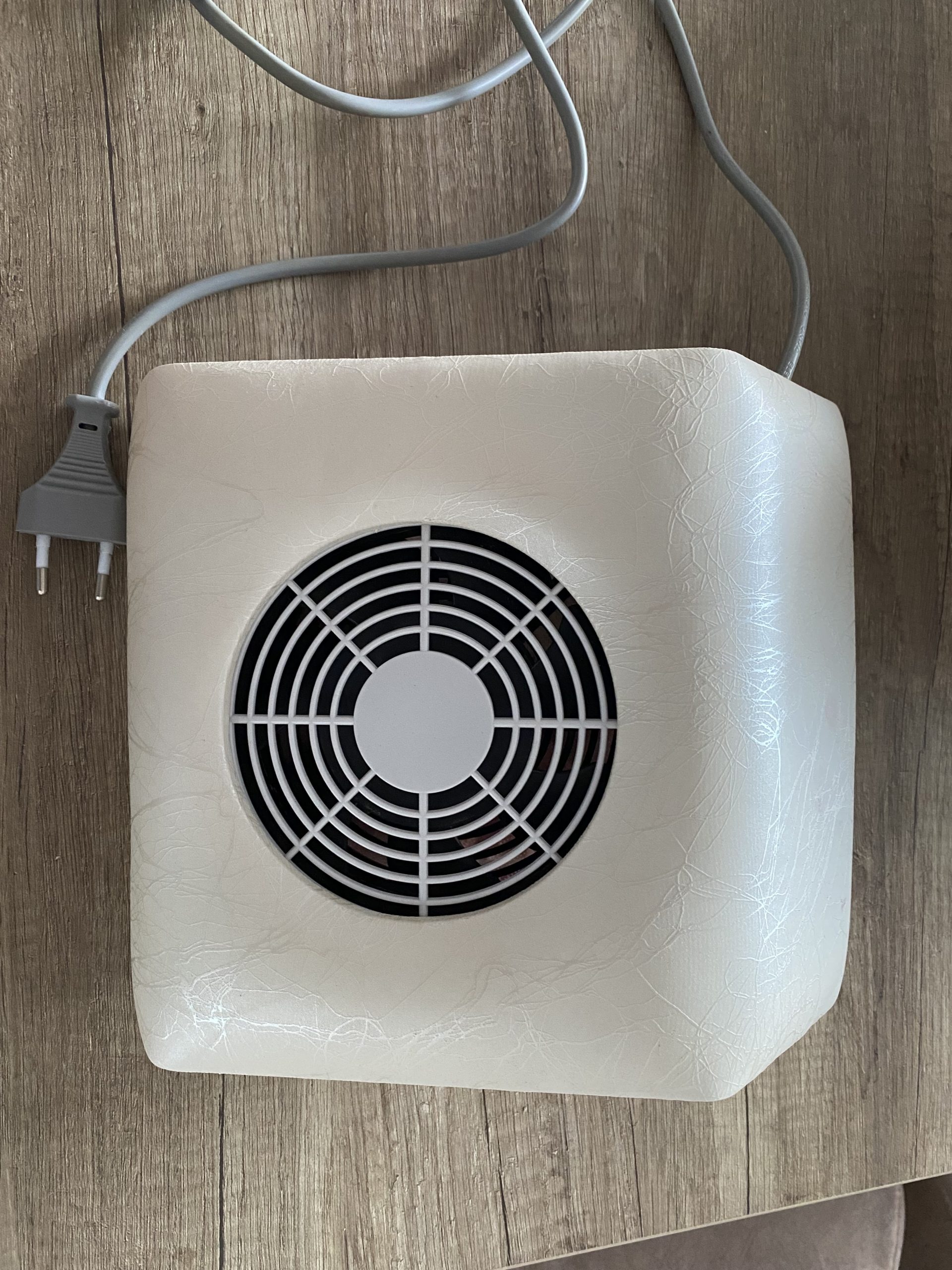 Prodajem aspirator za manikir