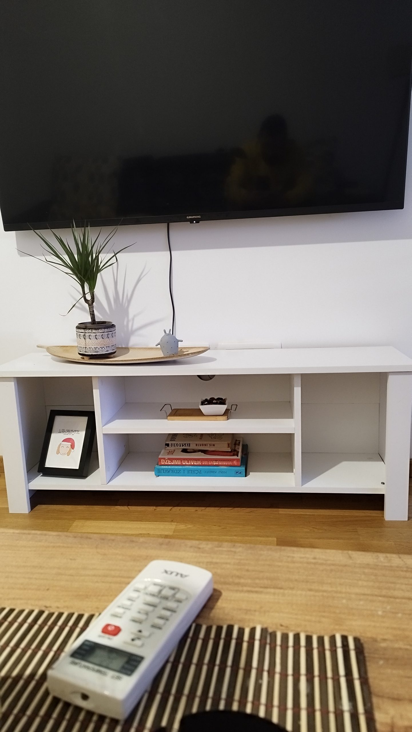 Prodajem novu komodu za tv