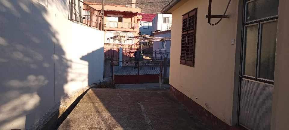 . KUCA U BARU. BJELISI