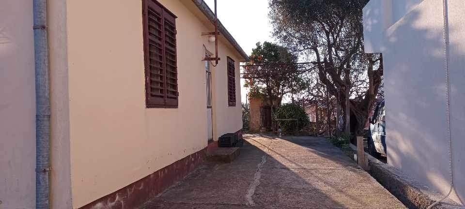 . KUCA U BARU. BJELISI