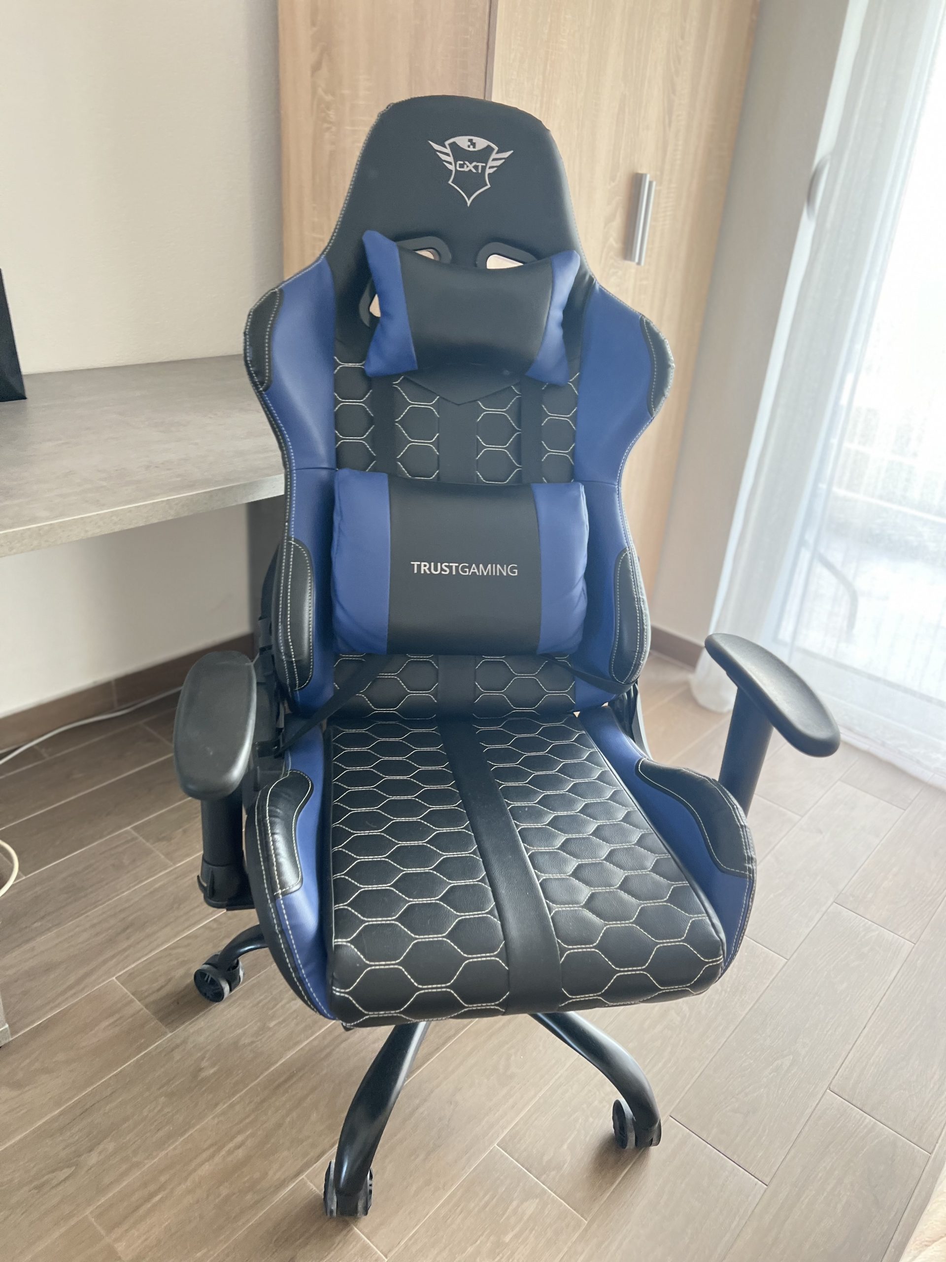 Prodajem gaming sto i stolicu!