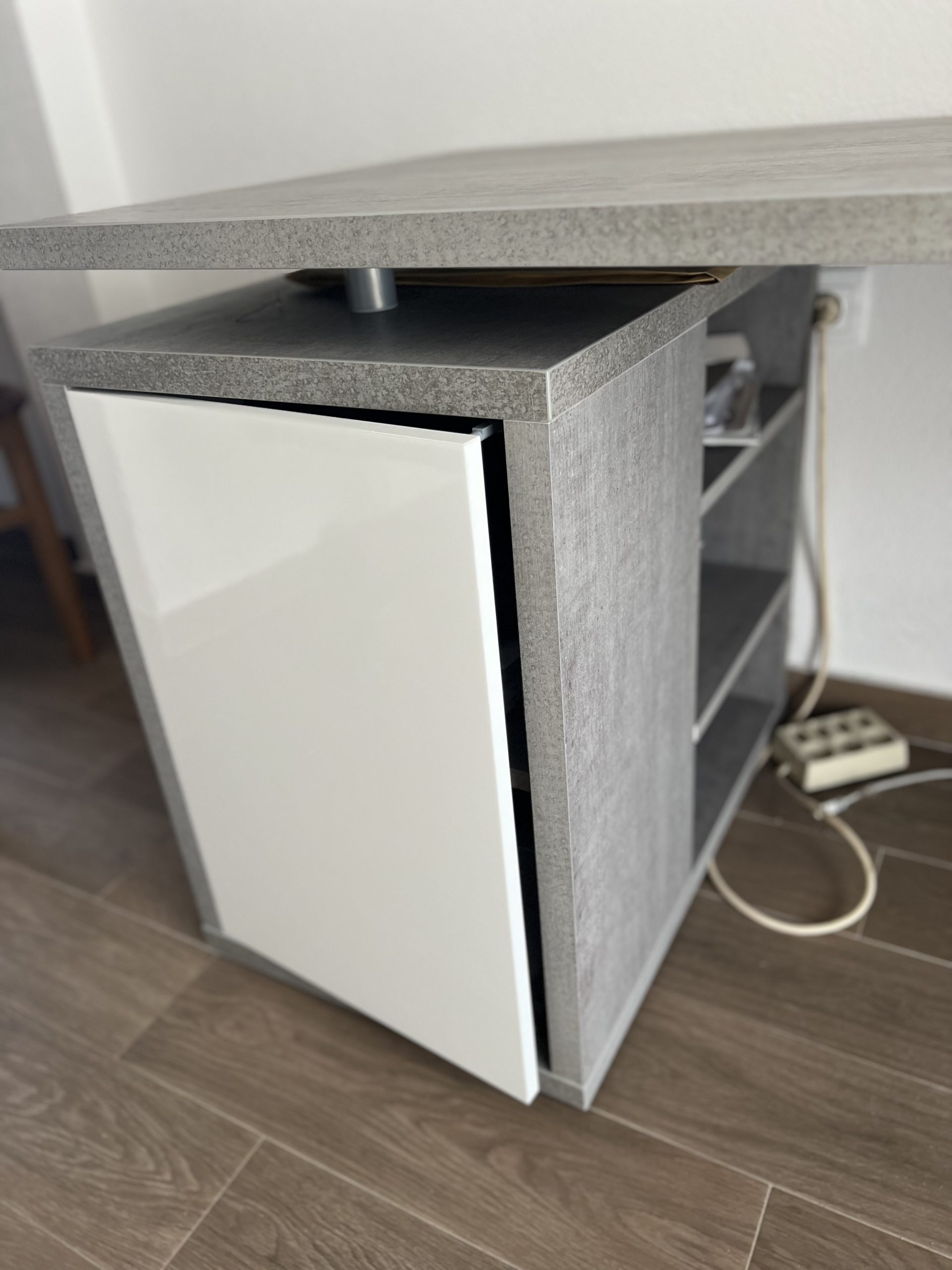 Prodajem gaming sto i stolicu!