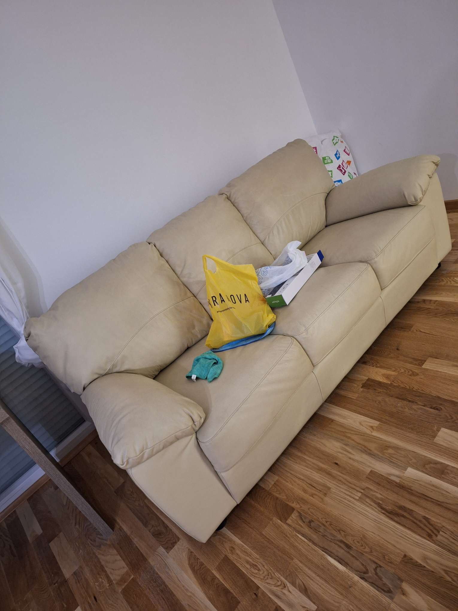 PRODAJEM KOŽNI TROSJED