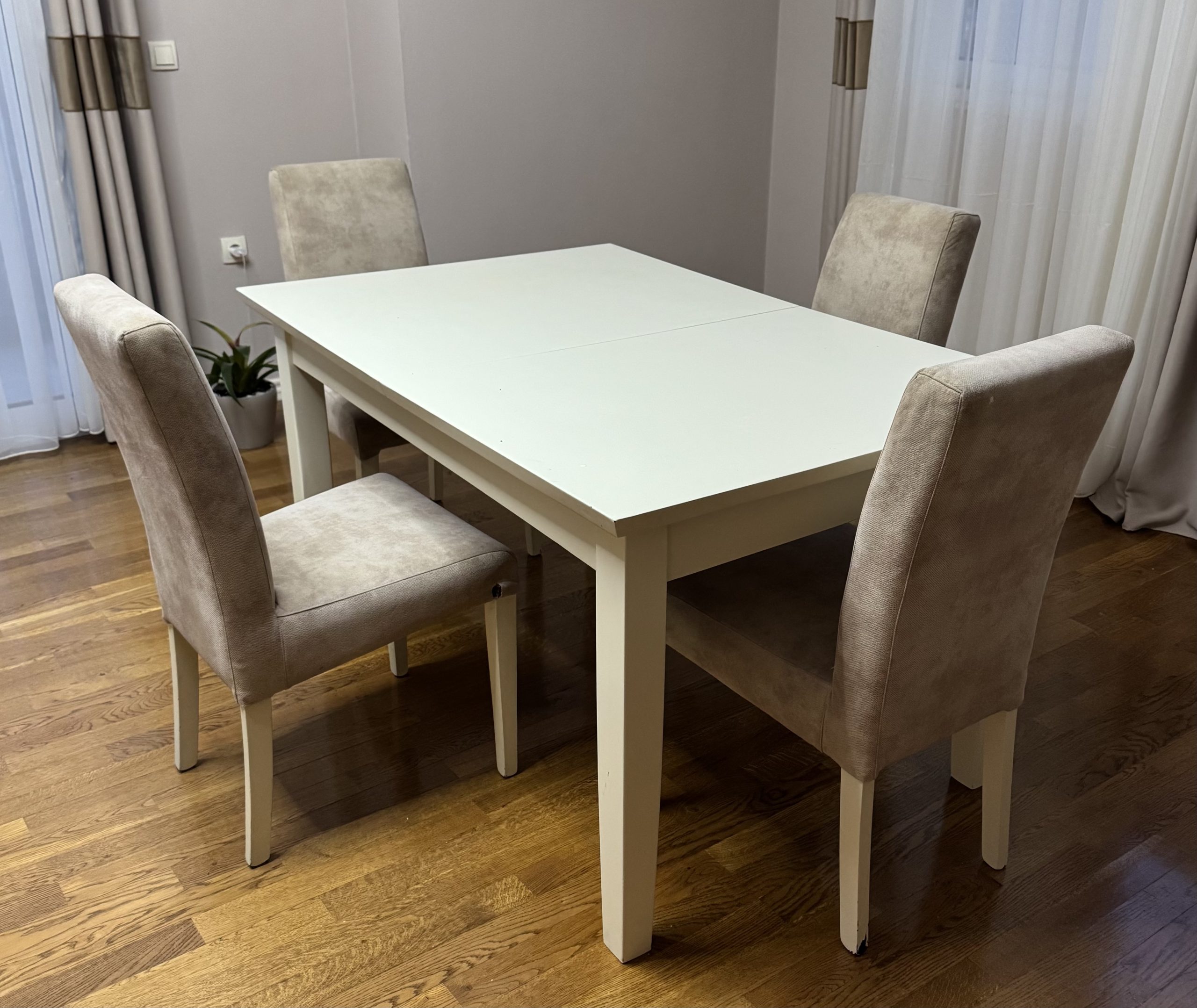 Prodajem Sto i 4 stolice