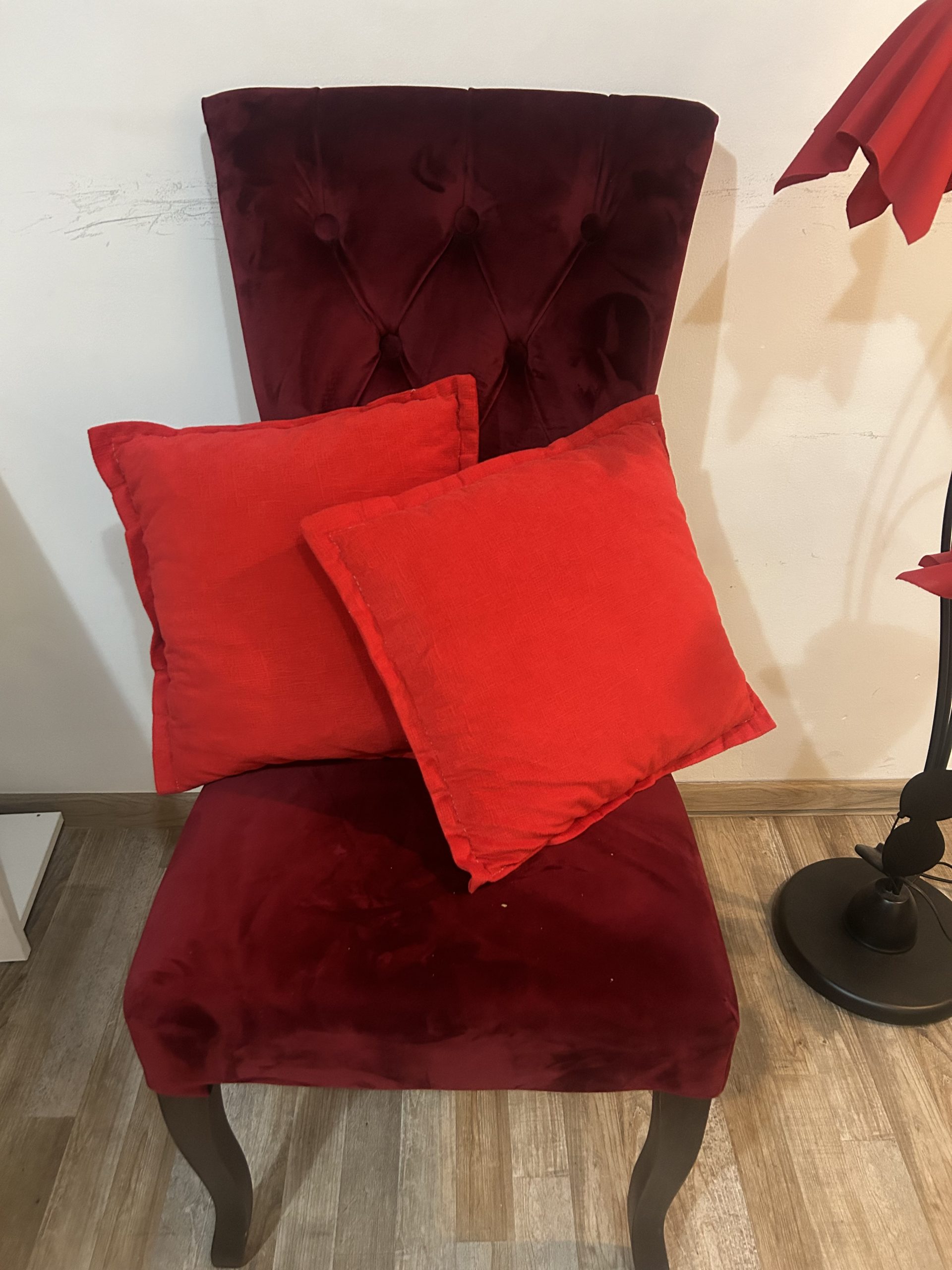 Stolica, tepisi, lampa,jastuci