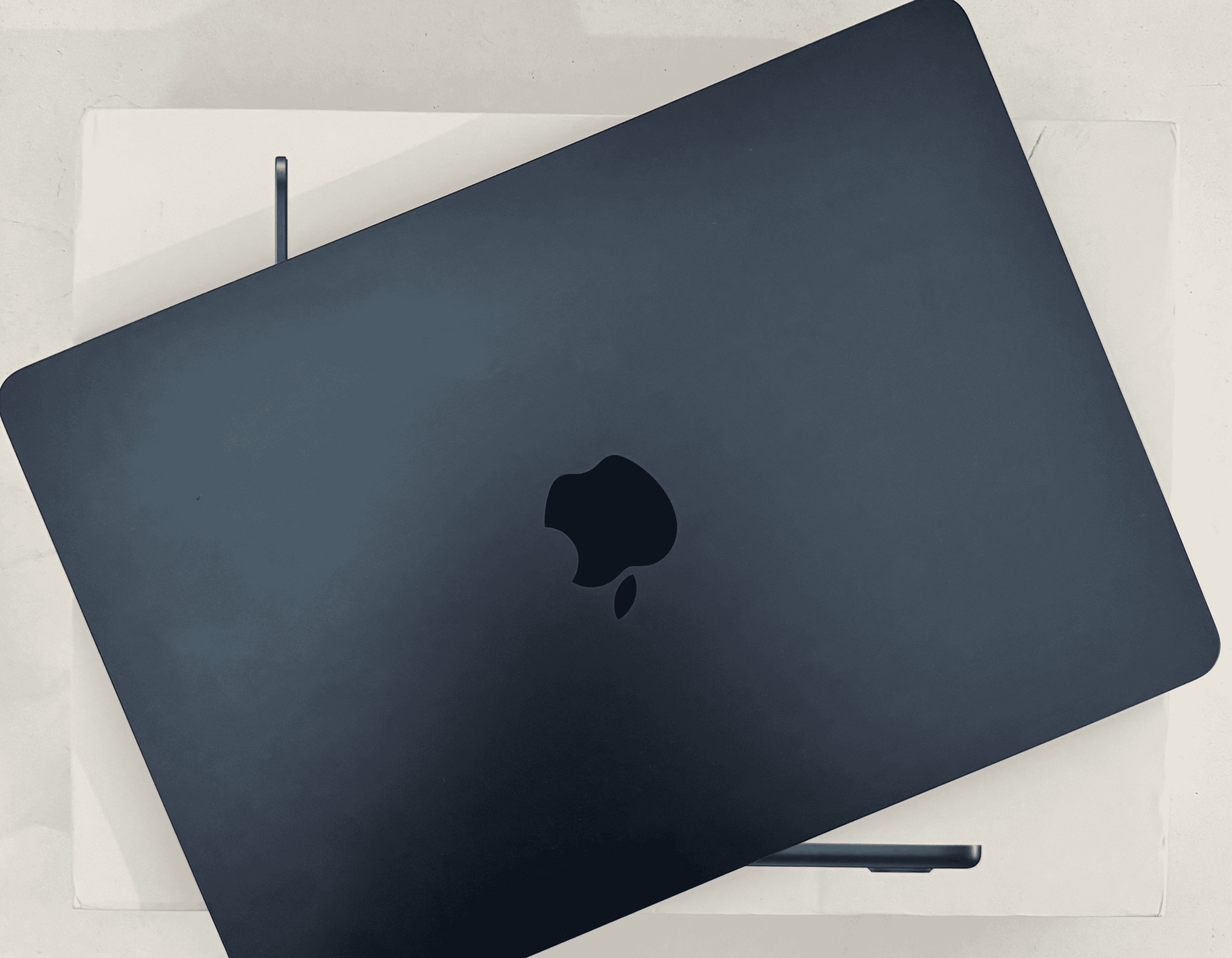 Prodajem Mac Book M2