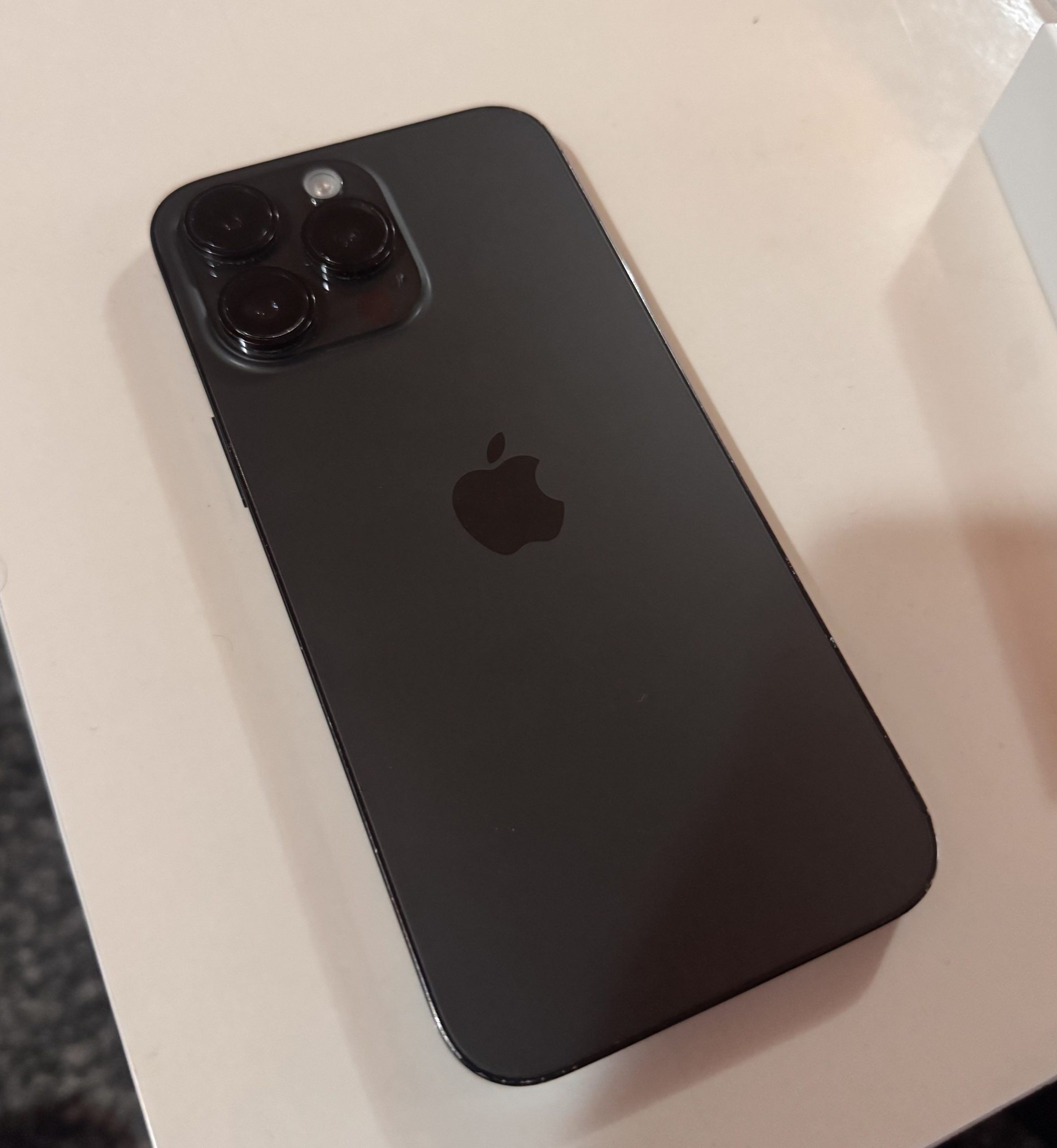 prodajem IPHONE 14 PROMAX