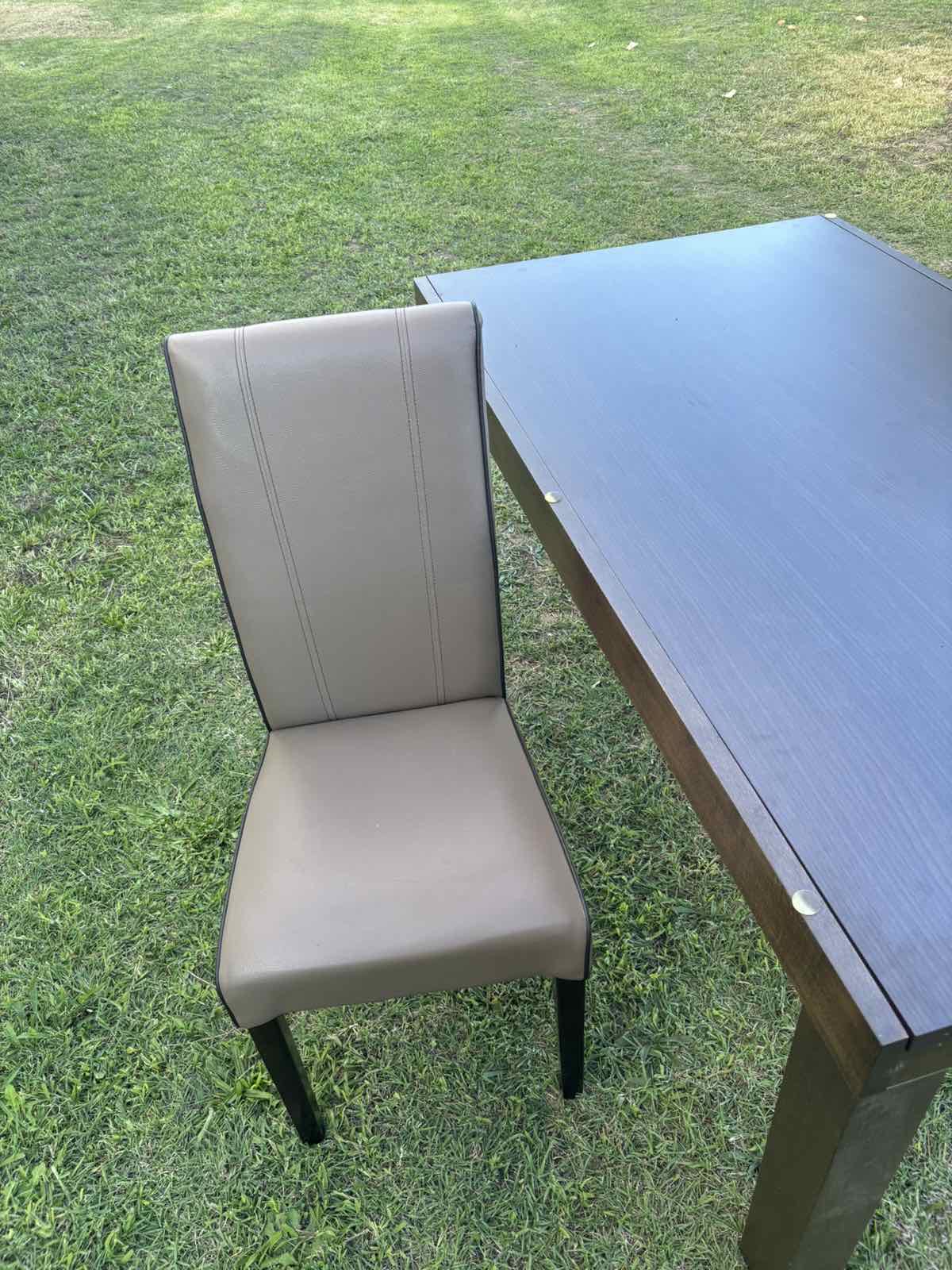 Prodajem sto i 6 stolica