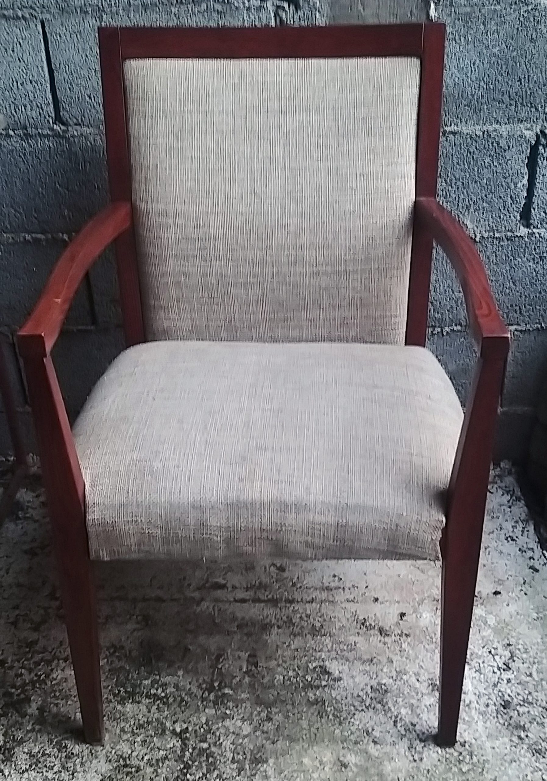 Stolice 8 komada ukupno.