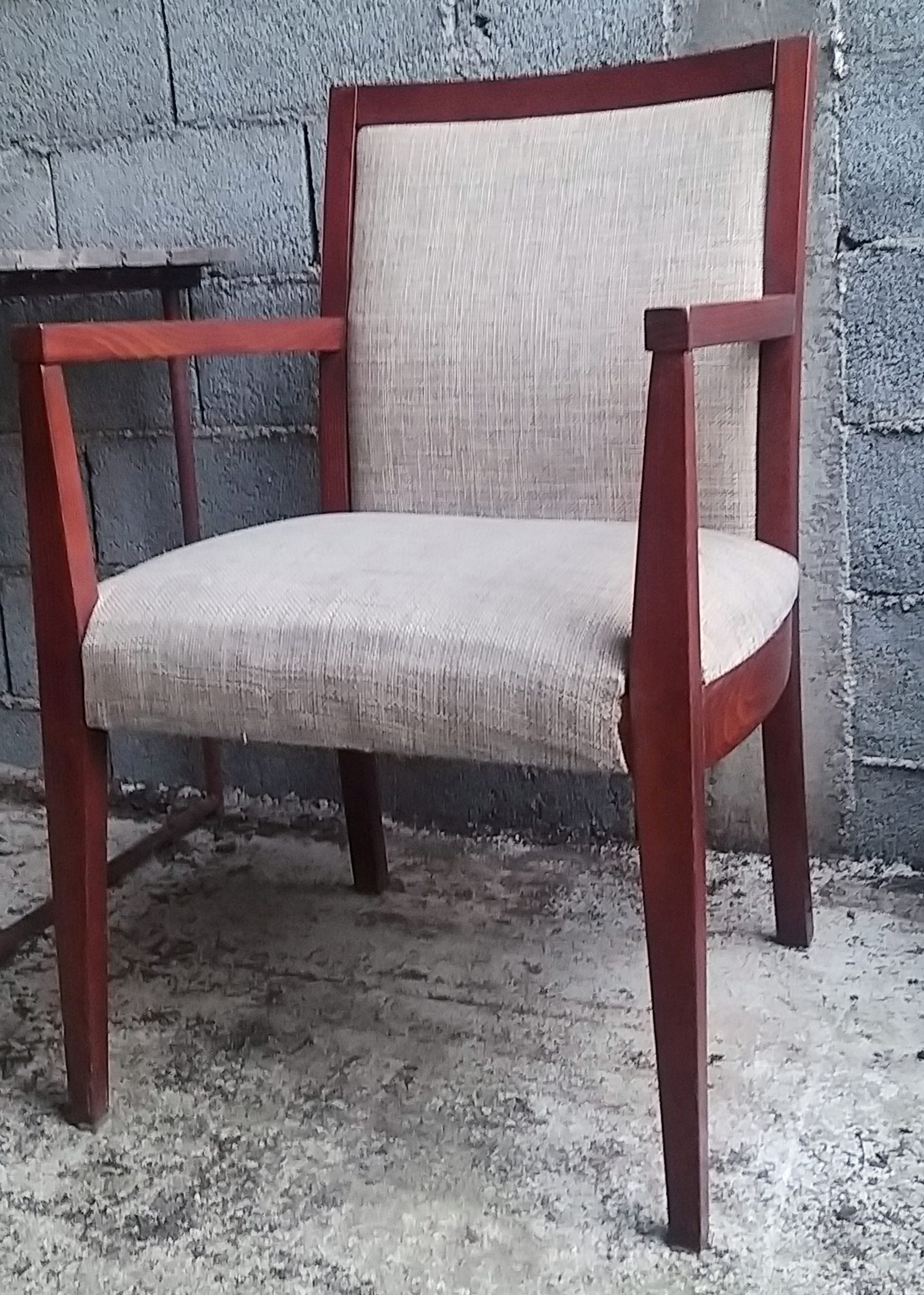 Stolice 8 komada ukupno.