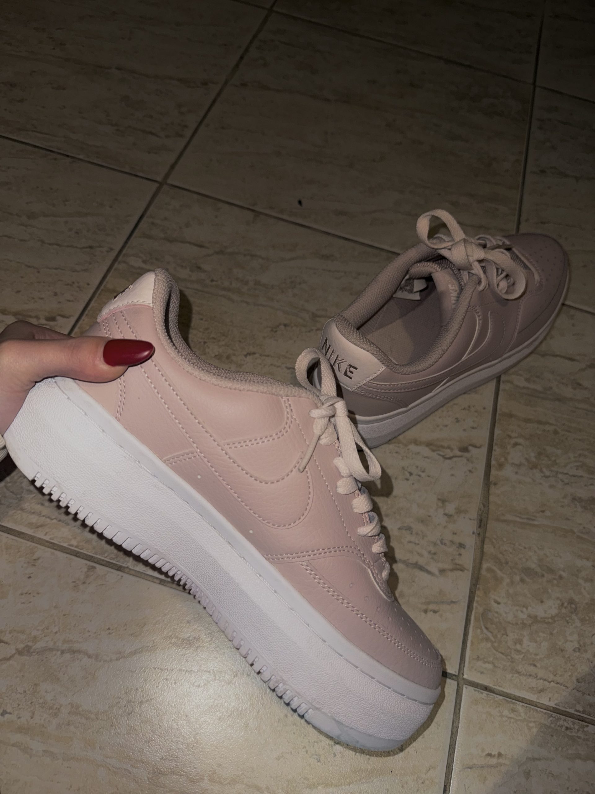 Prodajem zenske patike