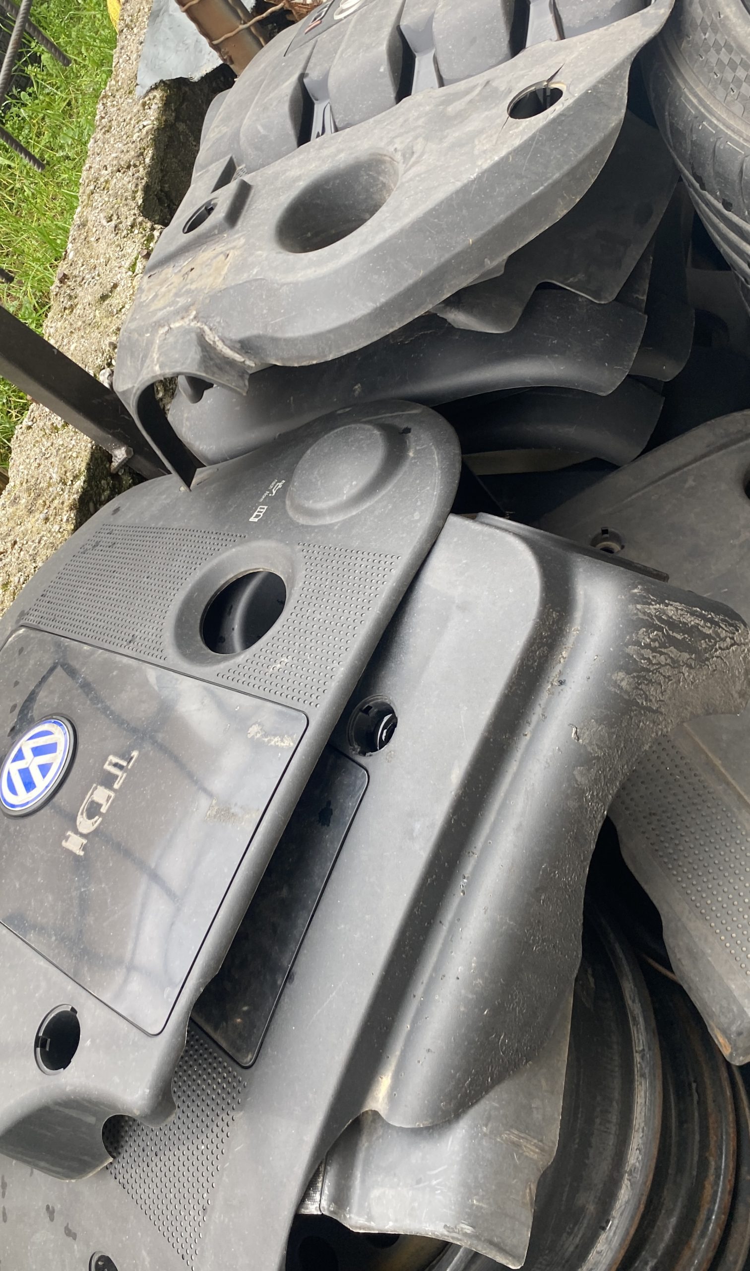 PRODAJEM VISE PLASTIKA MOTORA