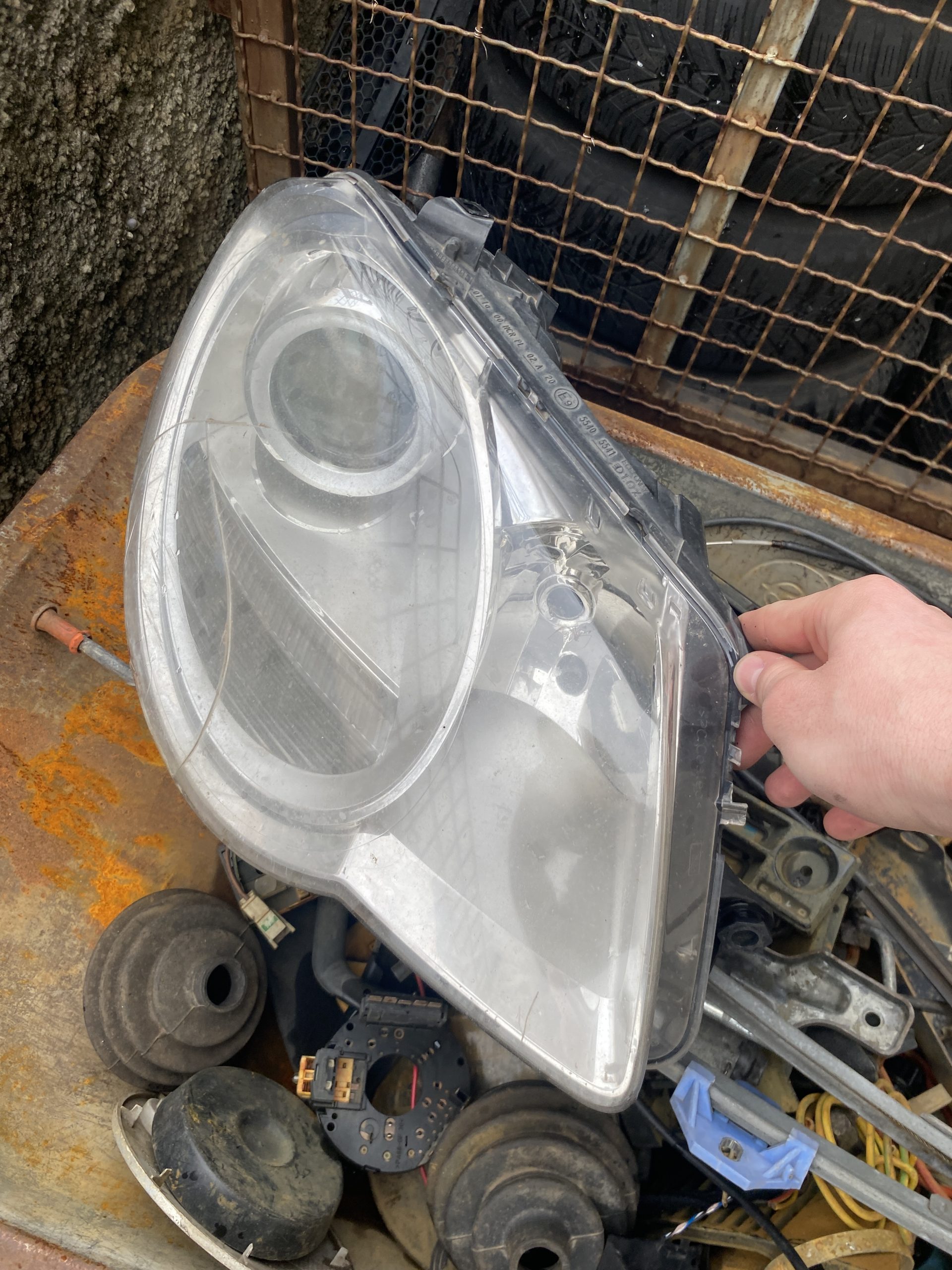 PRODAJEM FAR VOLKSWAGEN EOS