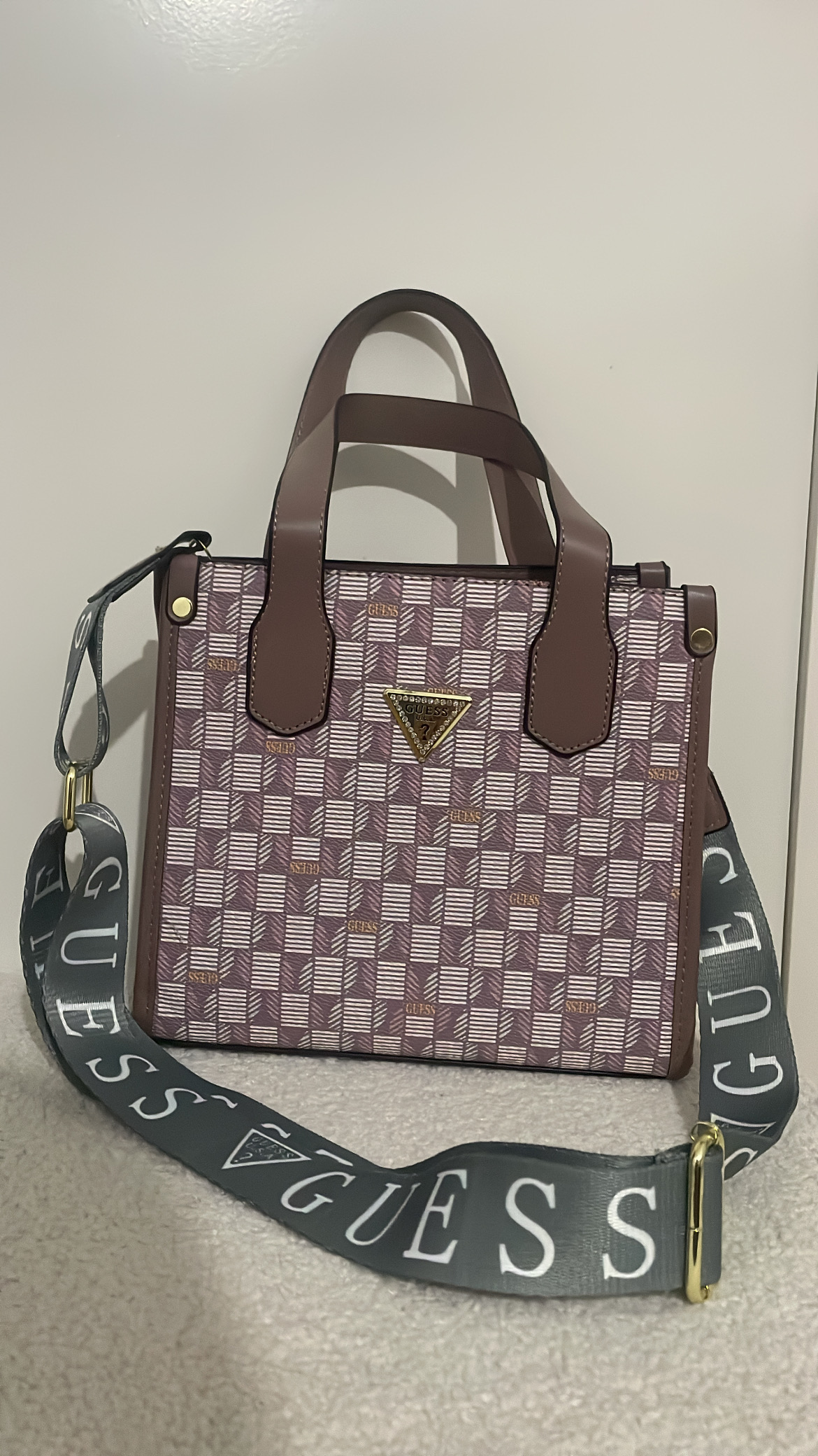 Prodaje torbe sa etoketom Gues