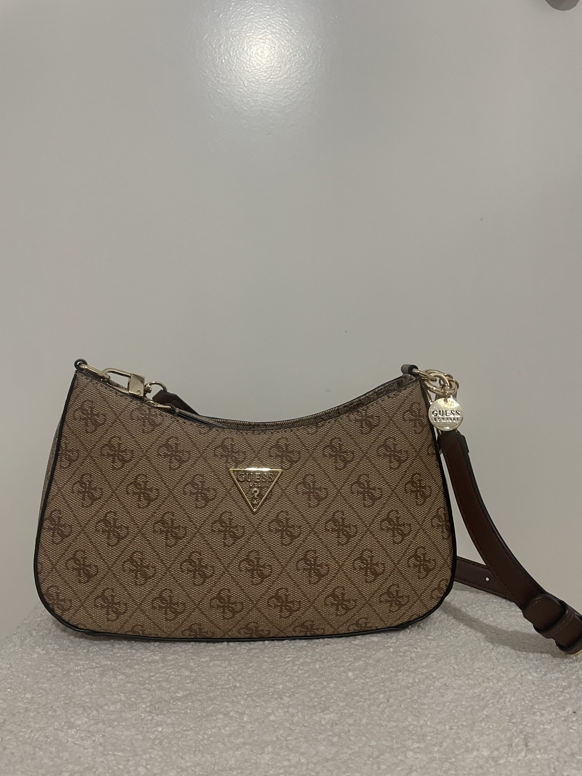 Prodaje torbe sa etoketom Gues