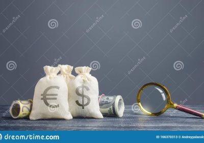 sacs-et-loupe-d-argent-investissements-de-recherche-le-financement-projets-surveillance-financiere-a-la-lutte-contre-blanchiment-166370313-2